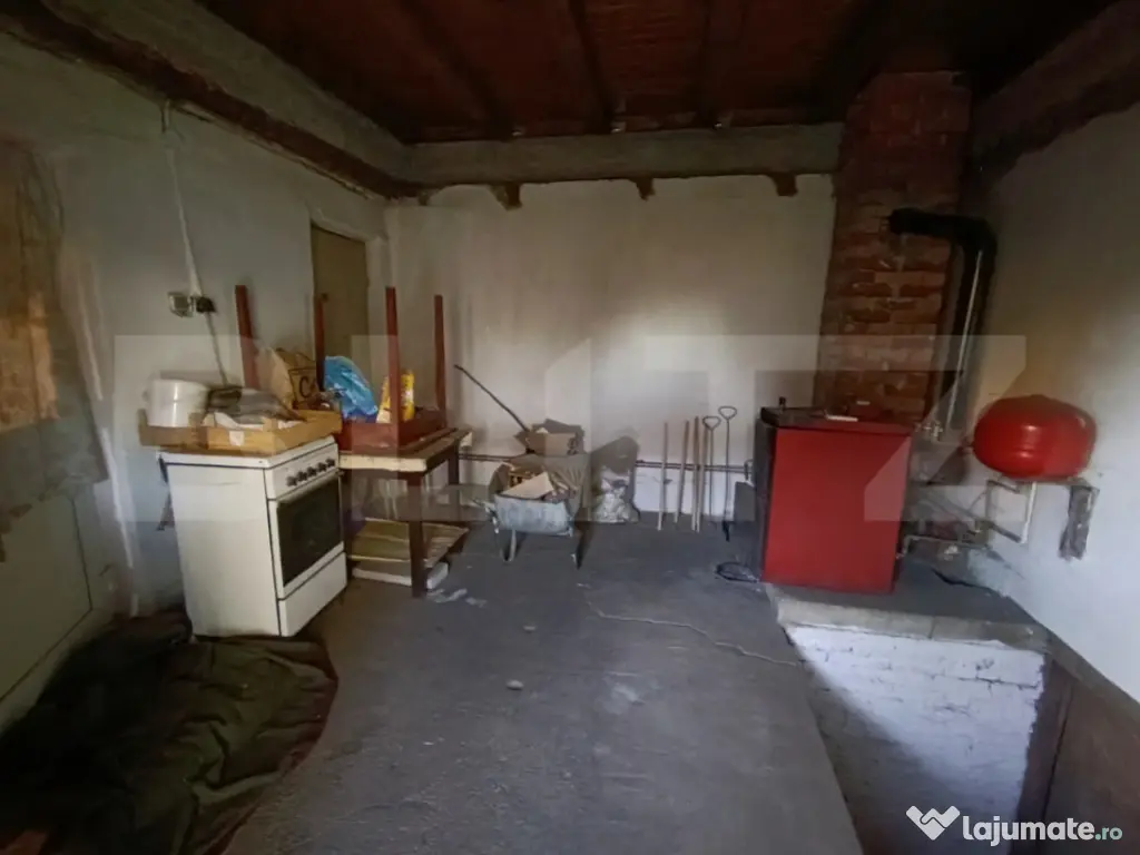 Casa cu 3 camere,baie, bucatarie,anexe.pivniță teren 800 m