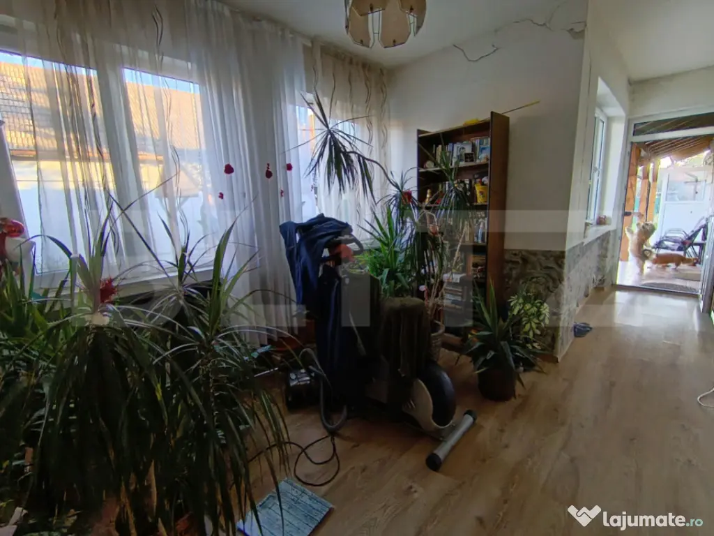 Casa cu 3 camere,baie, bucatarie,anexe.pivniță teren 800 m