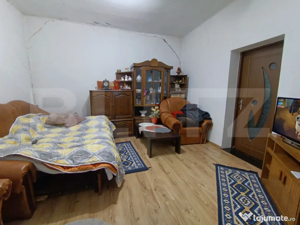 Casa cu 3 camere,baie, bucatarie,anexe.pivniță teren 800 m