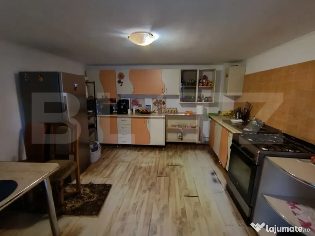 Casa cu 3 camere,baie, bucatarie,anexe.pivniță teren 800 m