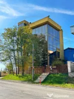 Cladire multifunctionala cu panouri fotovoltaice