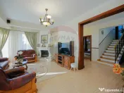 De vânzare vilă cu 7 camere, drum privat, în zona de D... 