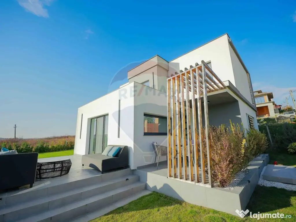 Casă modernă în stil mediteranean, cu terase și veder...