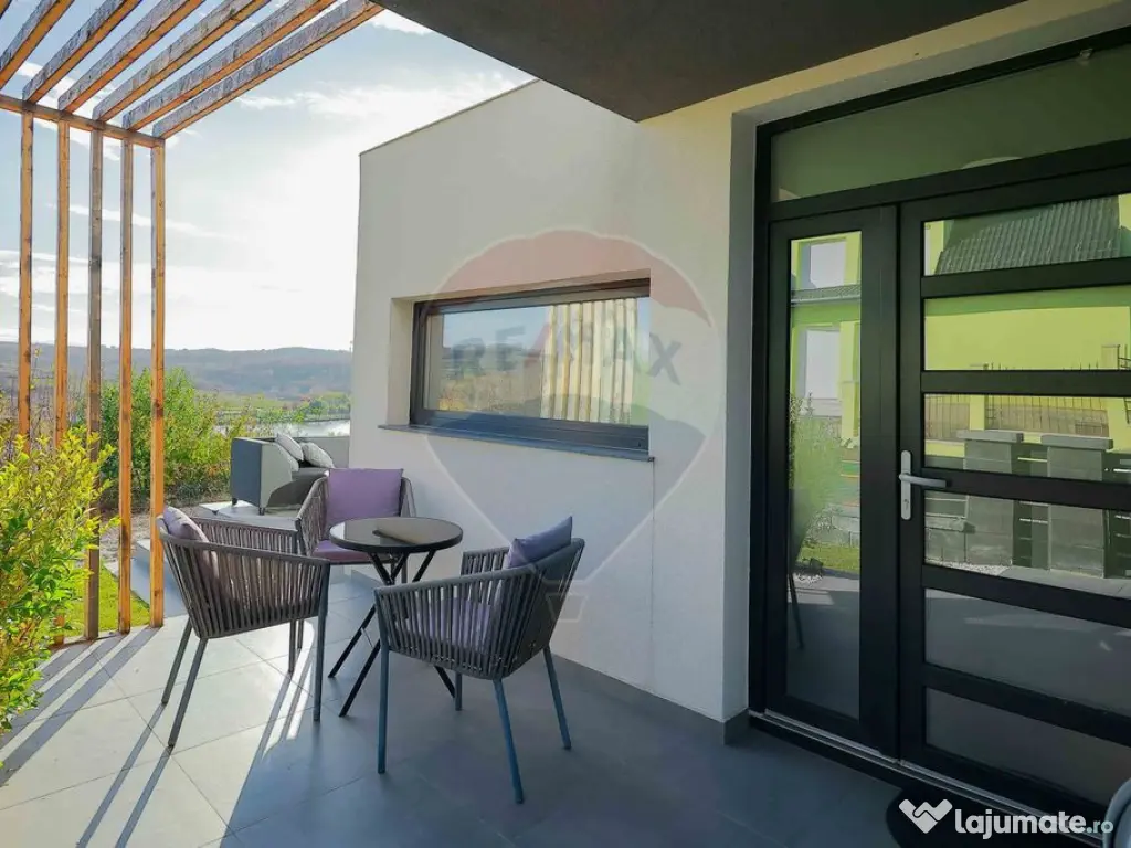 Casă modernă în stil mediteranean, cu terase și veder...