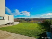 Casă modernă în stil mediteranean, cu terase și veder... 