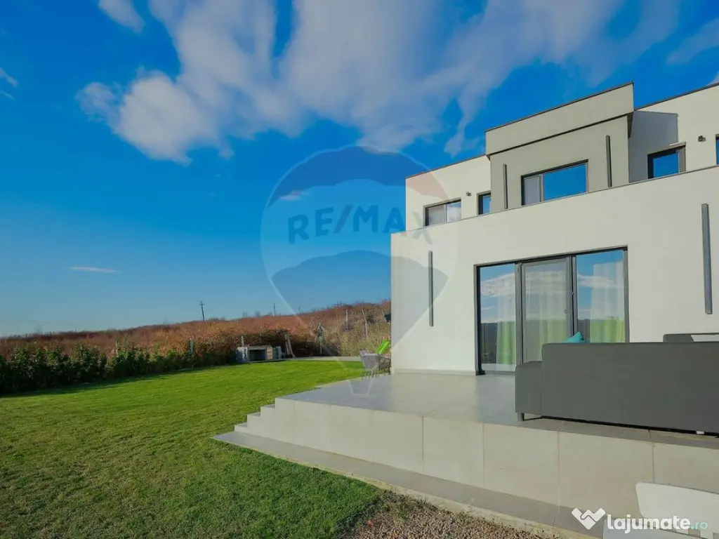 Casă modernă în stil mediteranean, cu terase și veder...