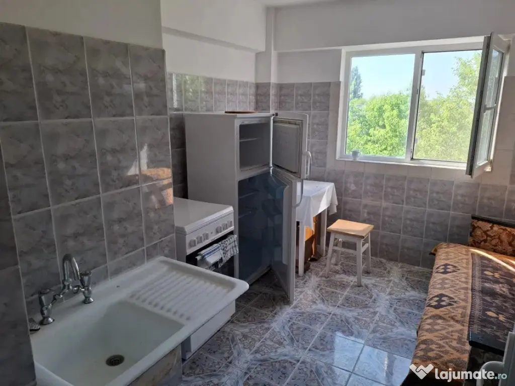 - Apartament 3 camere confort 1, zona Viziru 1.