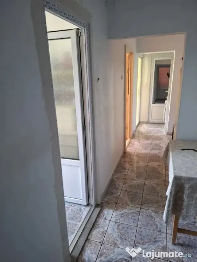 - Apartament 3 camere confort 1, zona Viziru 1.