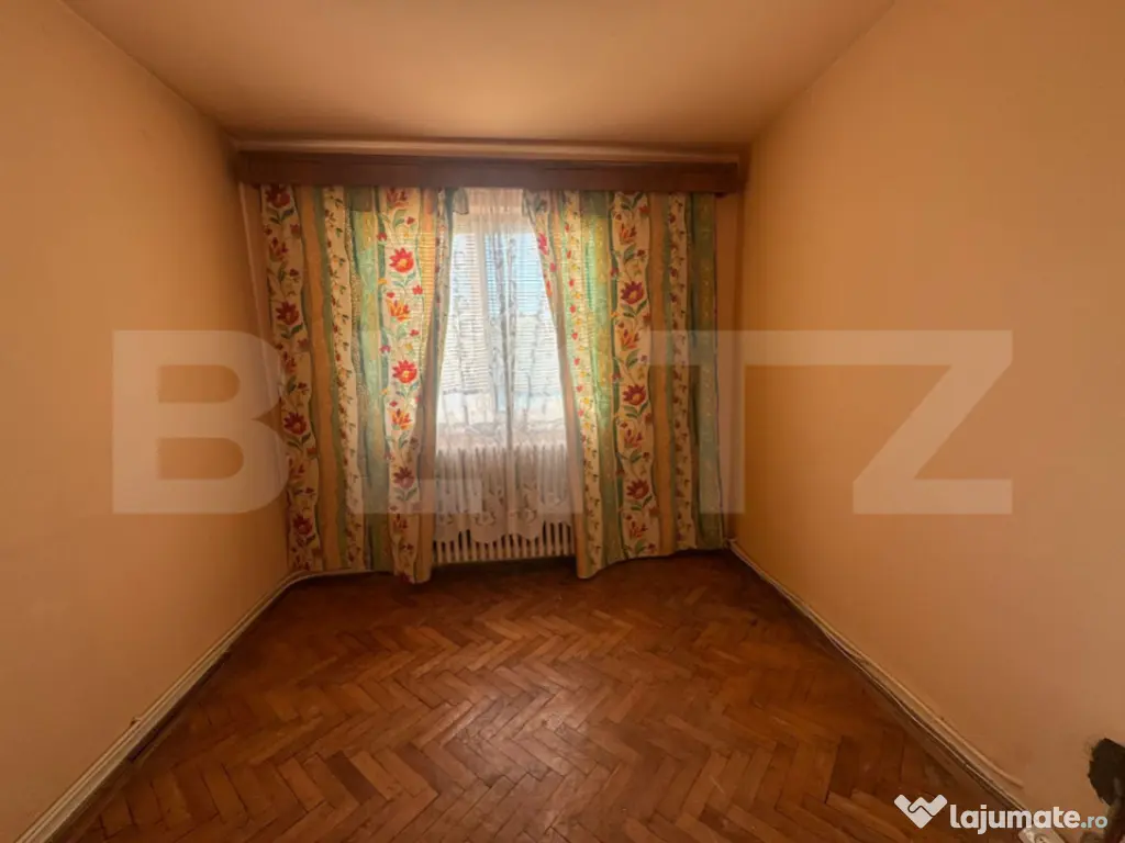 Apartament cu 3 camere Semidecomandat in Orastie.