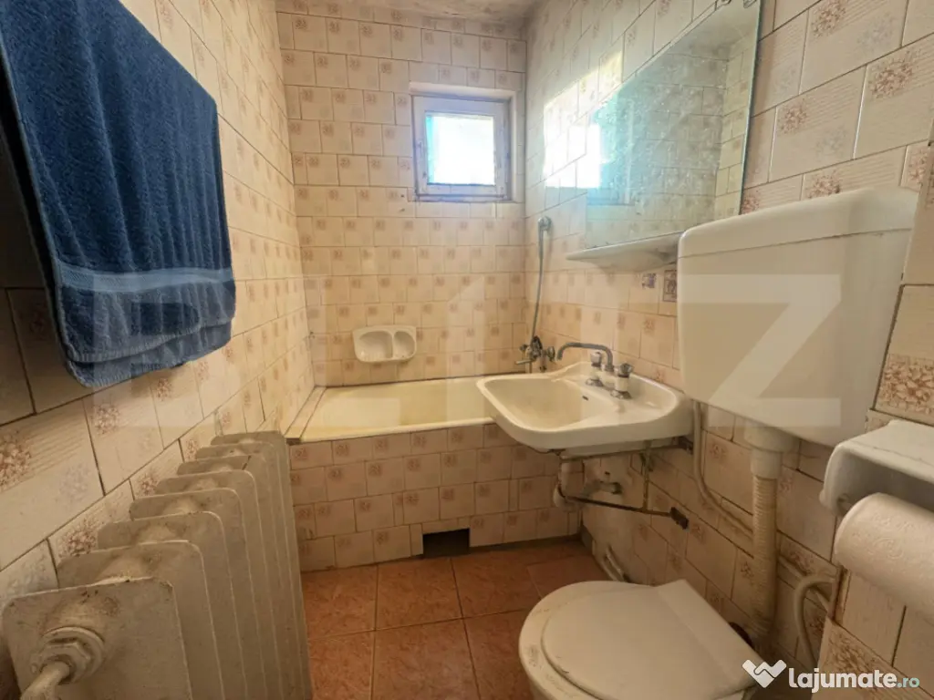 Apartament cu 3 camere Semidecomandat in Orastie.