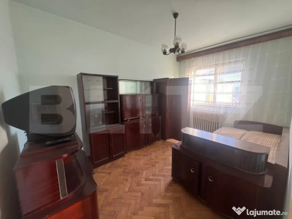 Apartament cu 3 camere Semidecomandat in Orastie.