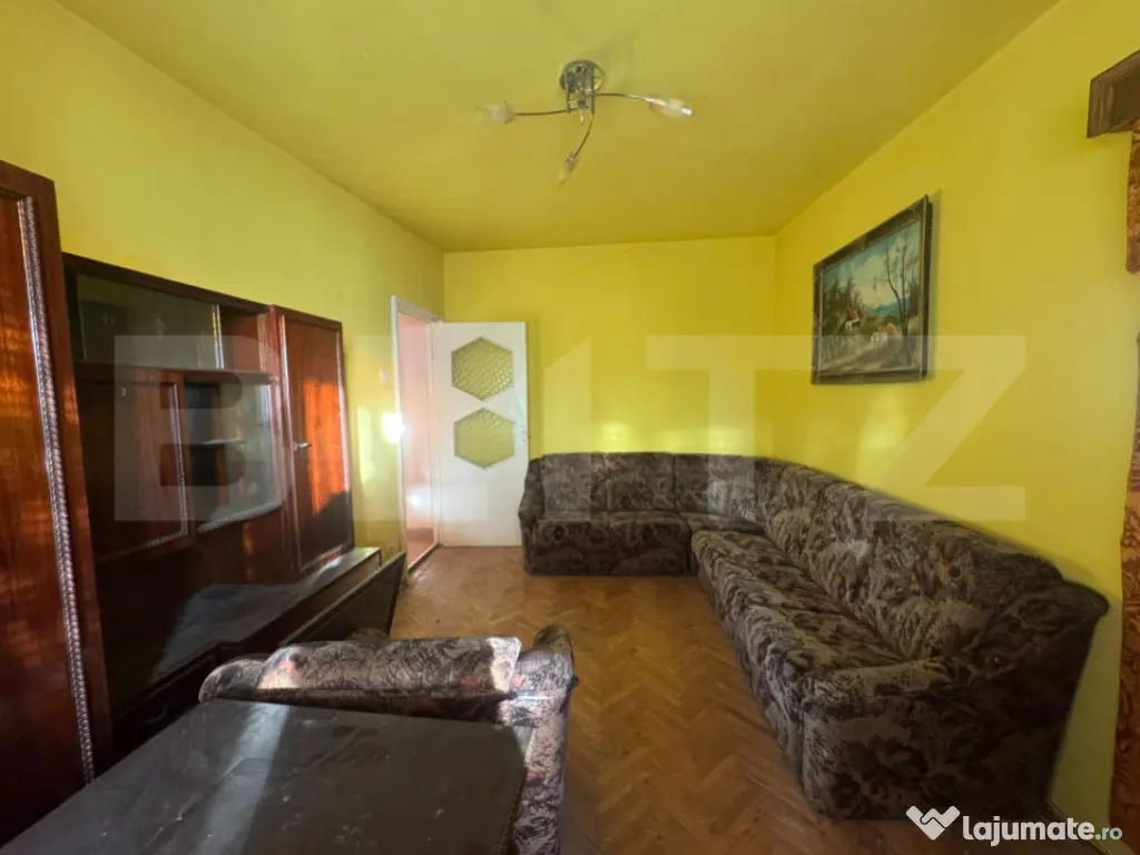 Apartament cu 3 camere Semidecomandat in Orastie.