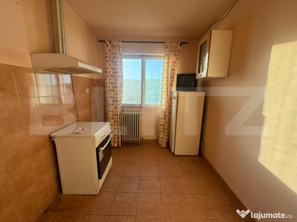 Apartament cu 3 camere Semidecomandat in Orastie.