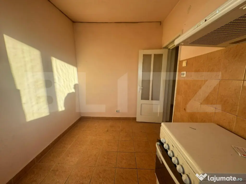 Apartament cu 3 camere Semidecomandat in Orastie.