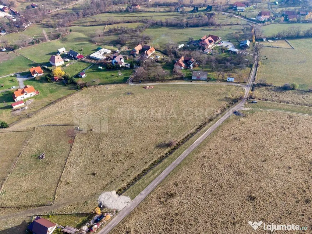 Teren intravilan parcelabil, priveliște spre munți, Soh...