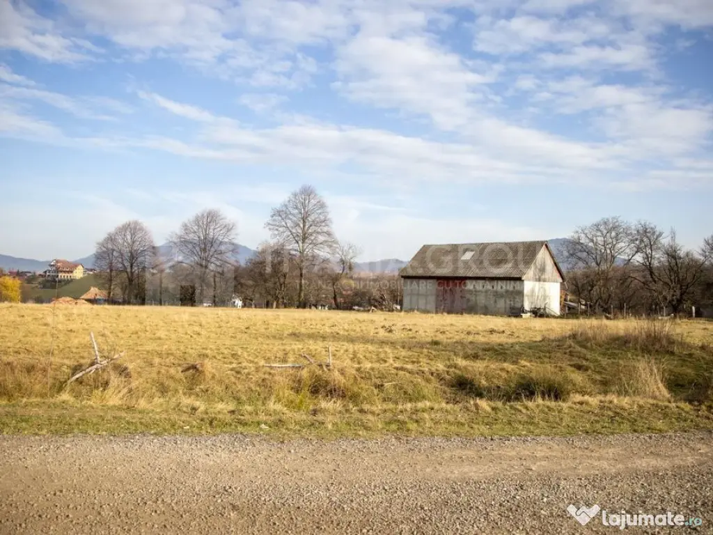 Teren intravilan parcelabil, priveliște spre munți, Soh...