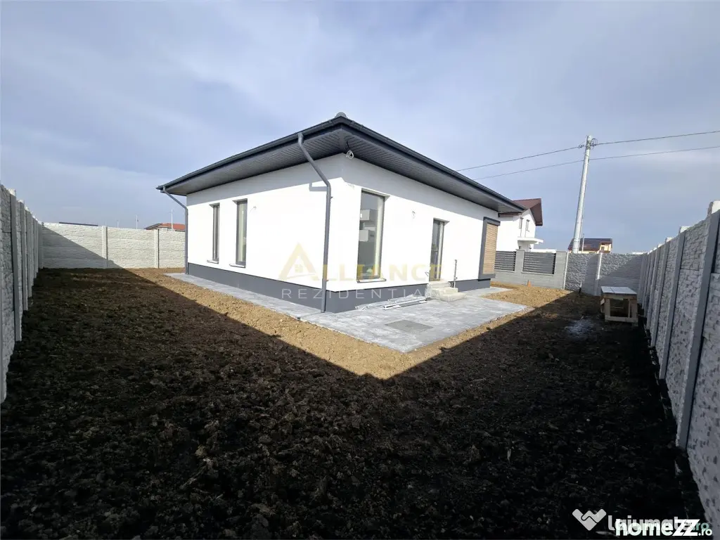 Casa individuala - 4 camere - panouri solare - gaz- curent -