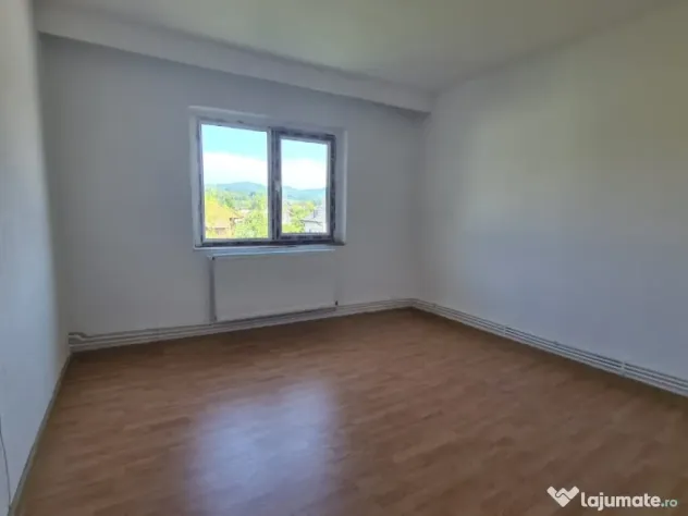 Vând apartament cu 2 camere, decomandat, et.1 în Curtea de Arges Ivancea