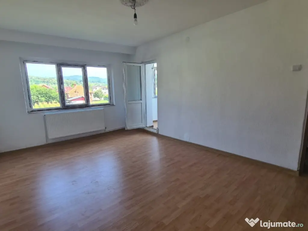 Vând apartament cu 2 camere, decomandat, et.1 în Curtea de Arges Ivancea
