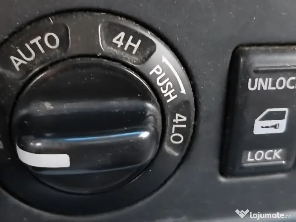 Vând Nissan Pathfinder 4x4, 2,5 dci 177 cp, 7 locuri, cu doar 151000 km rulați