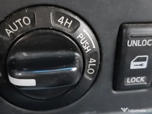 Vând Nissan Pathfinder 4x4, 2,5 dci 177 cp, 7 locuri, cu doar 151000 km rulați