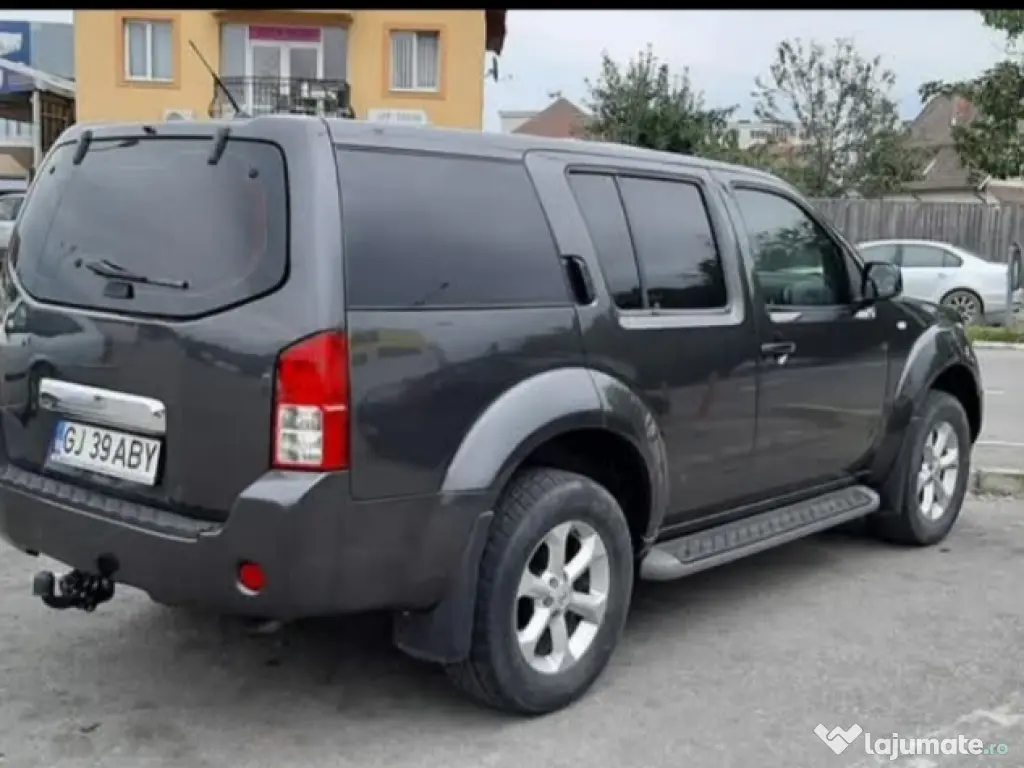 Vând Nissan Pathfinder 4x4, 2,5 dci 177 cp, 7 locuri, cu doar 151000 km rulați