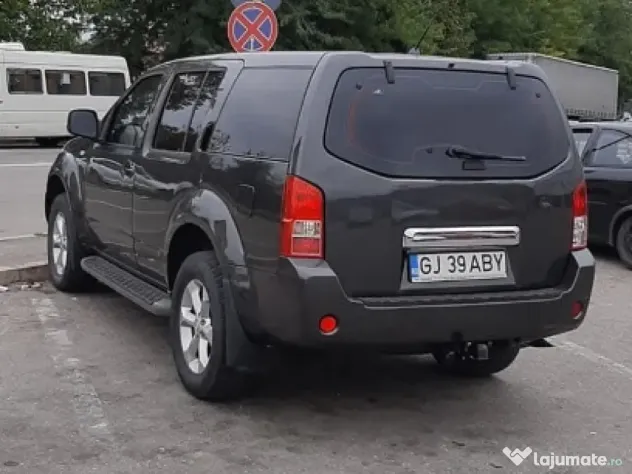 Vând Nissan Pathfinder 4x4, 2,5 dci 177 cp, 7 locuri, cu doar 151000 km rulați