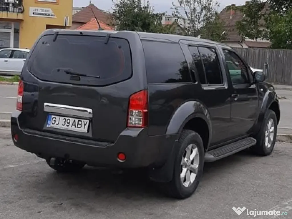 Vând Nissan Pathfinder 4x4, 2,5 dci 177 cp, 7 locuri, cu doar 151000 km rulați