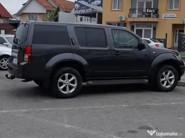 Vând Nissan Pathfinder 4x4, 2,5 dci 177 cp, 7 locuri, cu doar 151000 km rulați