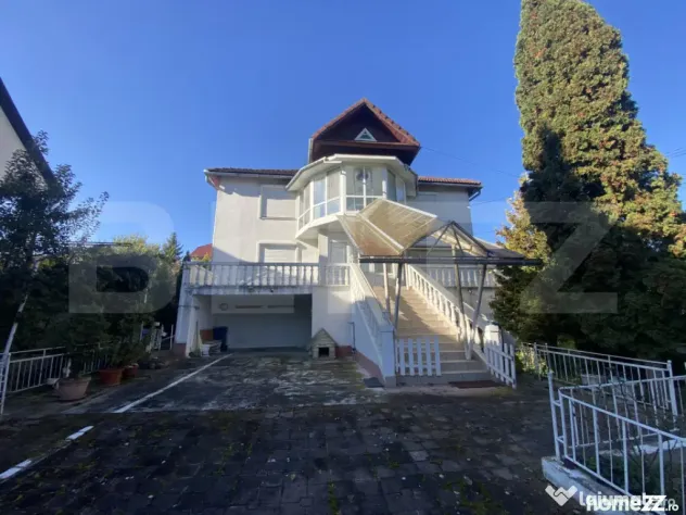 Casă spațioasă 350 mp utili, curte amenajată și garaj