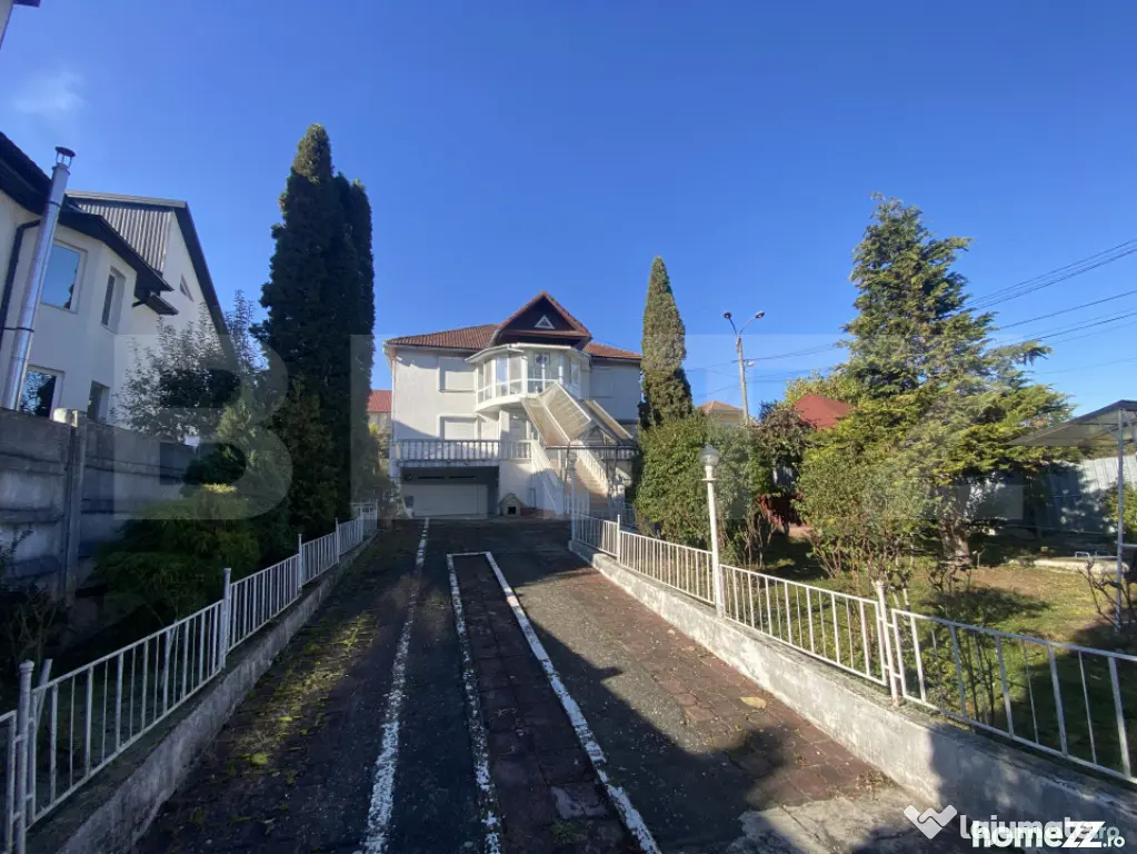 Casă spațioasă 350 mp utili, curte amenajată și garaj