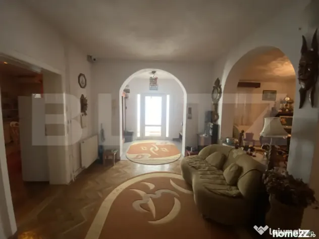 Casă spațioasă 350 mp utili, curte amenajată și garaj