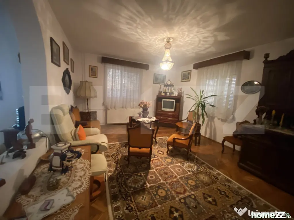 Casă spațioasă 350 mp utili, curte amenajată și garaj