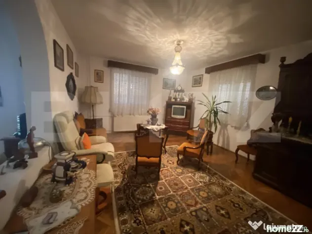 Casă spațioasă 350 mp utili, curte amenajată și garaj