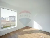 Casă pe nivel de vânzare cu 3 dormitoare, 500 mp teren ... 