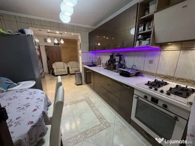 Apartament 4 camere, la 3 minute de Metrou Aparatori Patriei.