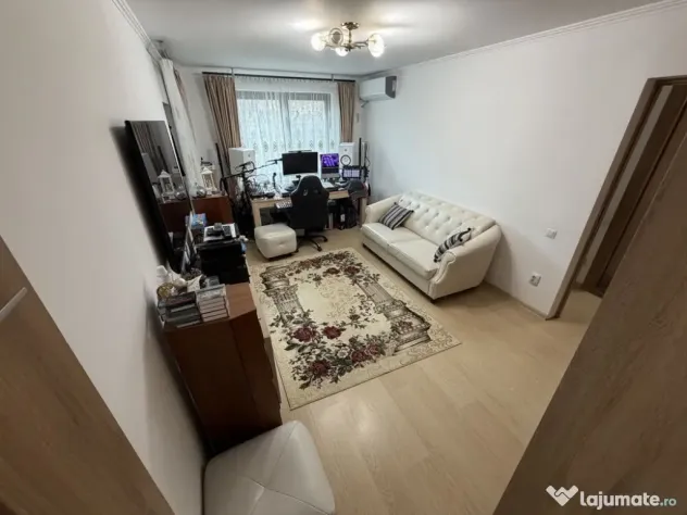 Apartament 4 camere, la 3 minute de Metrou Aparatori Patriei.