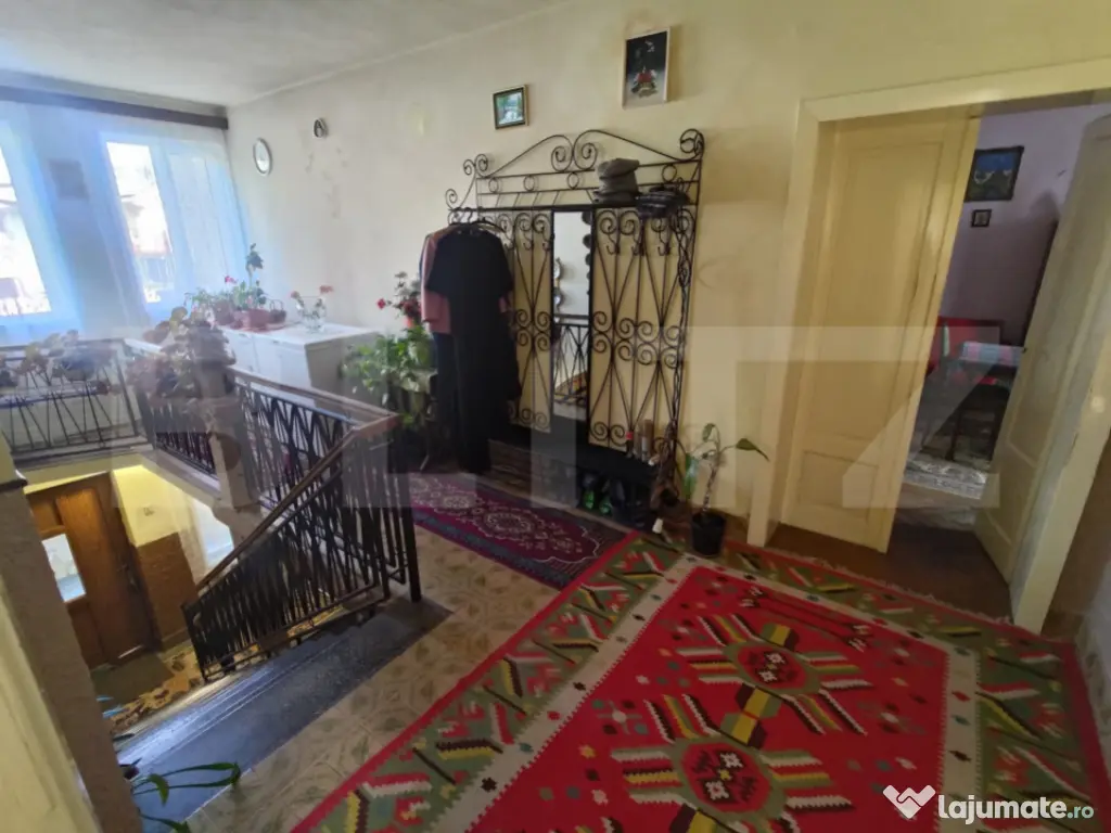 Oportunitate ! Casă renovabilă, 176 mp, teren de 530 mp, z