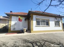 Casă în Zona Centru | 77 mp utili | Teren 854 mp | Garaj |