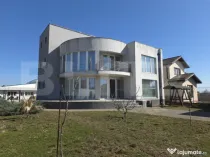 Confort Modern și Facturi Zero: Vilă Unică cu Vitraje Mar