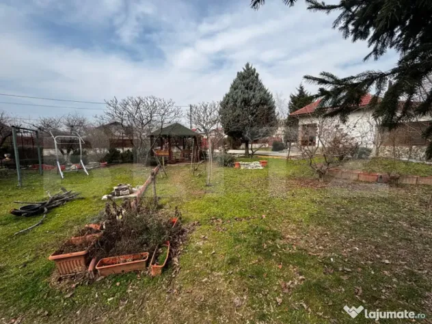 Teren intravilan 617 mp, bucătărie de vară, foisor, Preaj