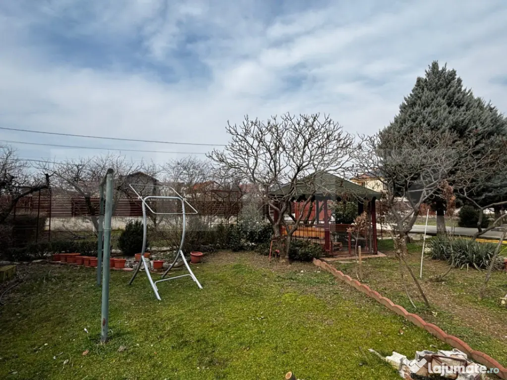 Teren intravilan 617 mp, bucătărie de vară, foisor, Preaj