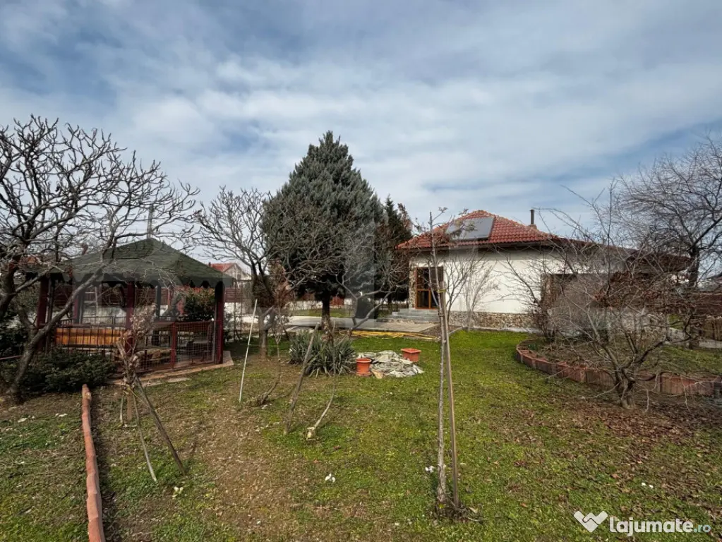 Teren intravilan 617 mp, bucătărie de vară, foisor, Preaj
