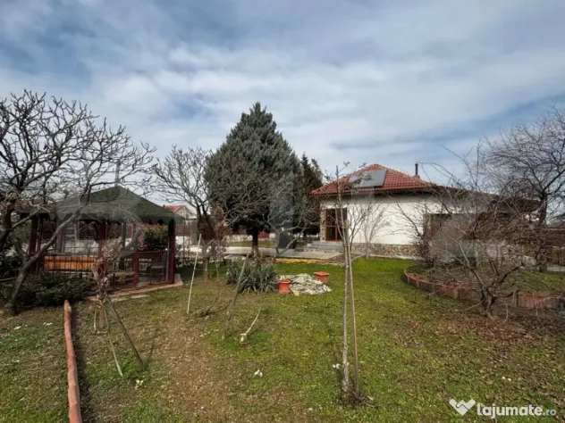Teren intravilan 617 mp, bucătărie de vară, foisor, Preaj