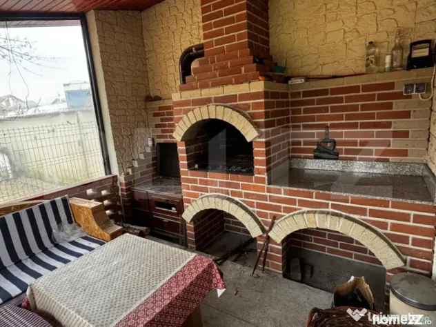 Teren intravilan 617 mp, bucătărie de vară, foisor, Preaj