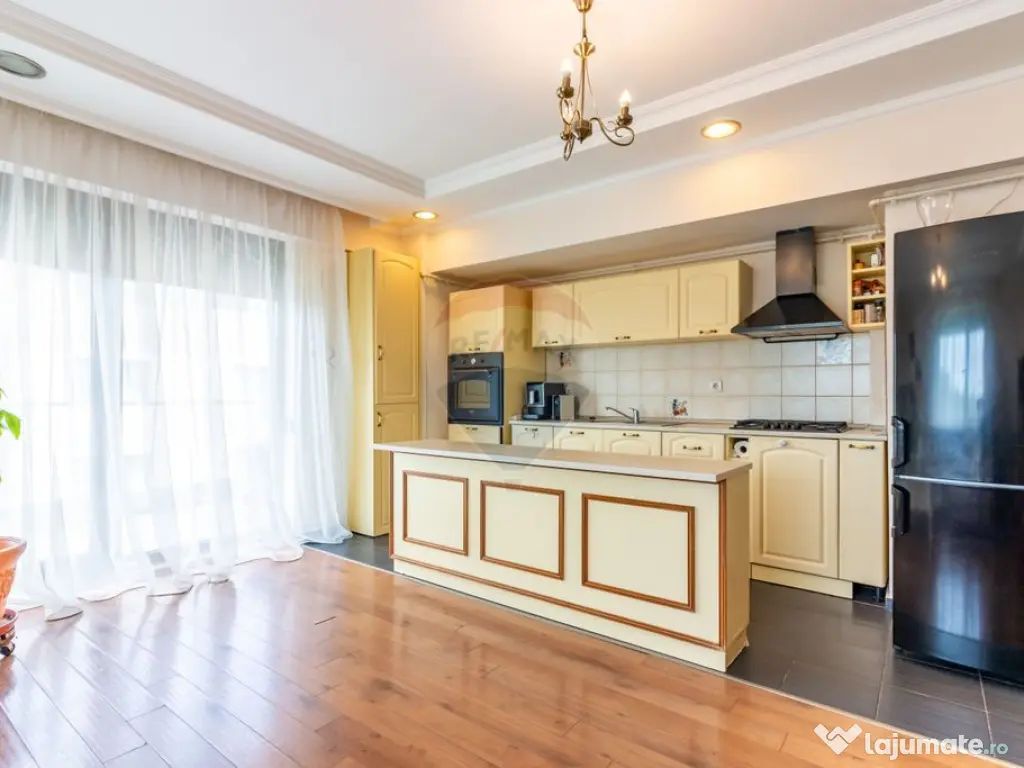 Apartament cu 3 camere de vanzare, langa padure, piscina,...