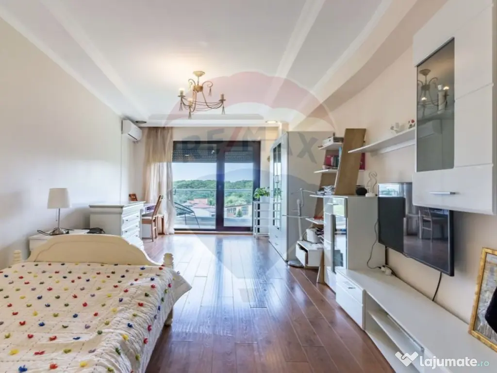 Apartament cu 3 camere de vanzare, langa padure, piscina,...