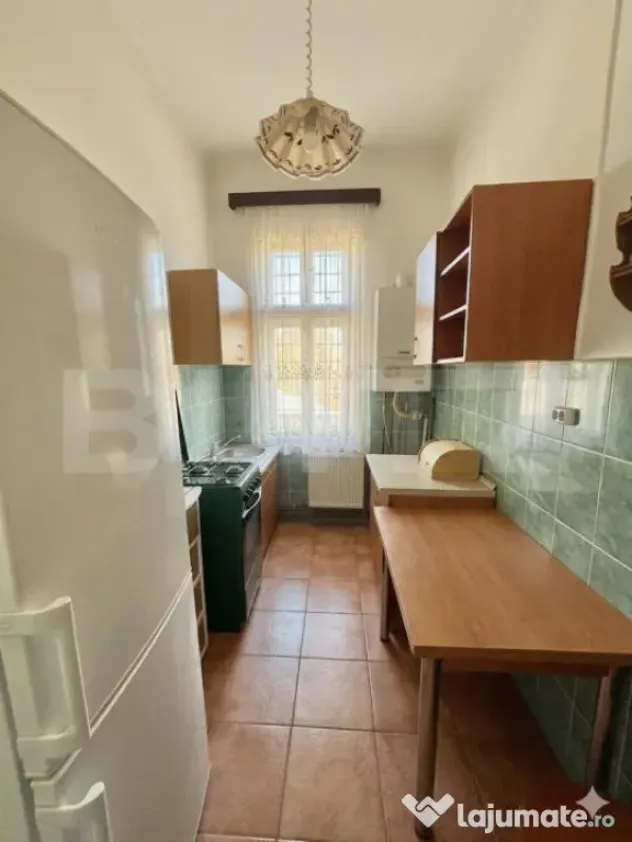 Casă cu arhitectură elegantă și pod înalt, la 15 minute