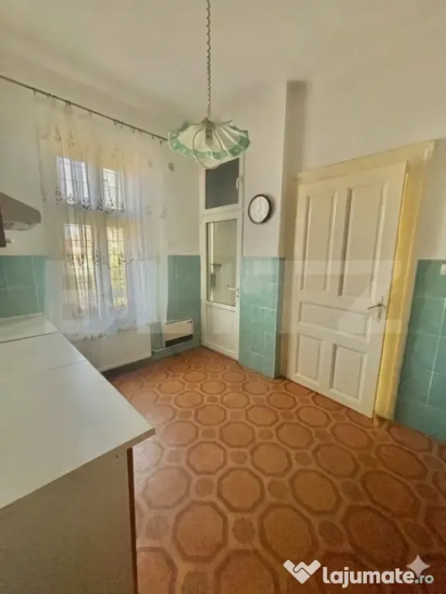 Casă cu arhitectură elegantă și pod înalt, la 15 minute