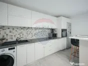 Clădire multifuncțională de vânzare – Strada Mește... 